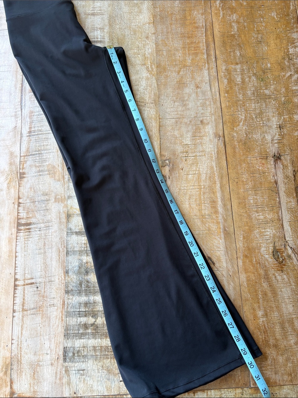 Vuori Women’s Black Flare Leggings size M - Picture 8 of 8